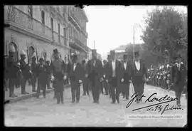 Presidente José Gutiérraz Guerra junto a sus ministros, en un desfile por la Plaza Murillo