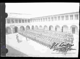 Comandante, oficiales y cadetes de la policía, formados en el patio de la academia de policías, el día de su aniversario