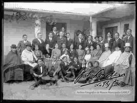 Familia, reunida en el patio de una casa particular, por la celebración de un acontecimiento