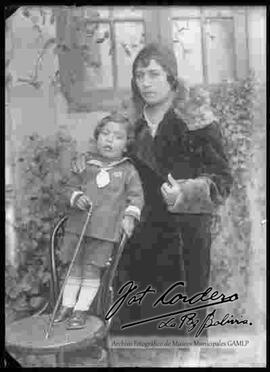 una madre junto a niño ene l jardín de una casa particular