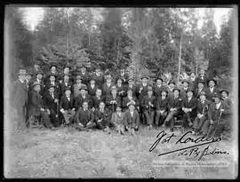Grupo político en un huerto
