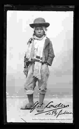 Foto de estudio de un niño indígena