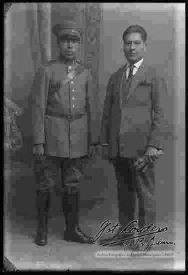 Foto de estudio de un soldado junto a su hermano