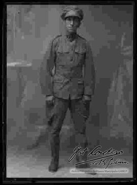 Foto de estudio de un soldado de la Guerra del Chaco