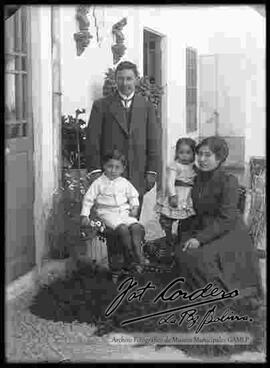 Familia, reunida en una casa particular