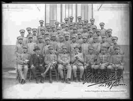 General quiroz, director del Colegio Militar junto a oficiales y cadetes de Colegio Militar