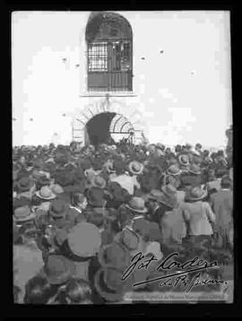 Una multitud de personas esperando afuera de la cárcel deSan Pedro la salida de los detenidos: Max Toledo, Jorge Eguino y otra persona más para colgarlos. 27 de septiembre de 1946