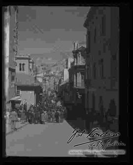 Una multitud de personas bajando por la calle Loayza, esquina Mercado, el 21 de julio de 1946