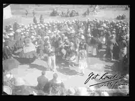 Comunarios y dueños de la hacienda Aygachi, bailando sikuris en la celebración de la fiesta patronal de Aygachi.