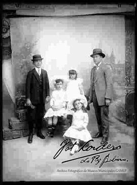 Foto de estudio de cinco hermanos. tres mujeres y dos varones