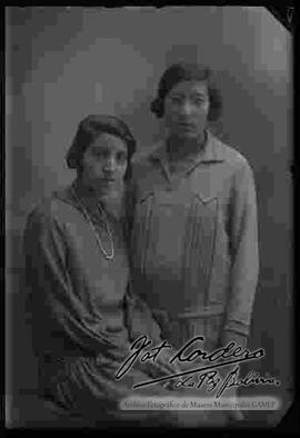 Foto de estudio, Luisa Ernestina y Corina Andrea Cordero Ordoñez, hijas de Julio Cordero Castillo