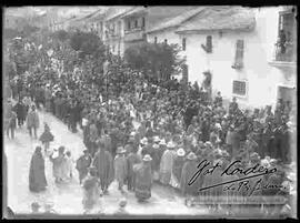 Multitud de gente, campesinos y caballeros pasando por entrada de carnavales, Av. América