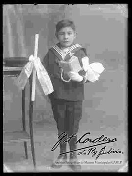 Foto de estudio del niño humberto valencia del colegio San Calixto, en el día de su primera comunión