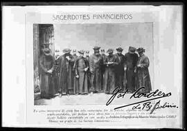 Reproducción de una fotografía de periódico de un grupo de sacerdotes financieros, estafadores