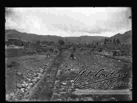 Vista de campesinos y obreros realizando el inicio de la construcción y los cimientos  del  Hospital General