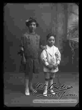 Foto de estudio de dos niños. Una niña y un  niño (hermanitos)