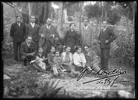 Grupo familiar, reunidos en el patio y jardín de una casa particular