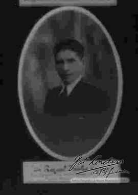 Imagen del Sr. Rafael Barba López. Delegado de los alumnos de la Facultad de Comercio. Parte del primer consejo universitario, Universidad Mayor Gabriel Rene Moreno, Santa Cruz - Bolivia junio de 1939