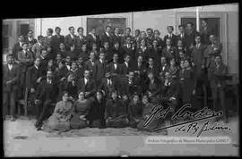 Grupo de jóvenes y señoritas estudiantes de un instituto delante de los salones de clases, junto a profesores