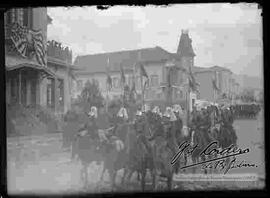 Escuadrón de caballería del Colegio Militar, pasando delante de la embajada americana, avenida 6 de agosto