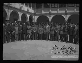 Federico nielzen reyes junto a oficiales, en el patio de la academia de policía