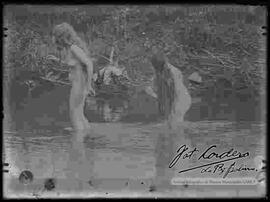 Reproducción de una imagen de dos mujeres desnudas dentro de un río.