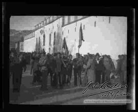 Multitud de personas, esperando a fuera de la cárcel de San Pedro la salida de los detenidos. 27 de septiembre de 1946