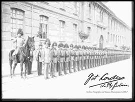 Cadetes del Colegio Militar, firmes delante del Colegio Militar