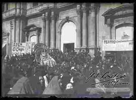 Procesión de la Virgen de La Paz, delante de la  puerta de la catedral.