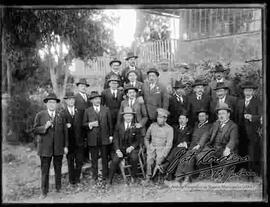 Grupo político, reunido en el patio de una casa particular