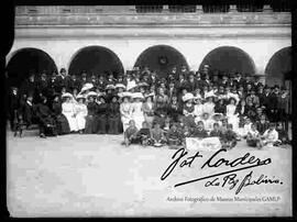 Familias, amistades y acompañantes, en el patio de algún lugar