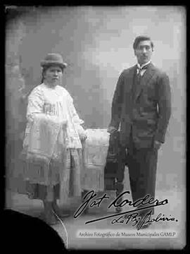 Foto estudio de una pareja. Una chola junto a su esposo