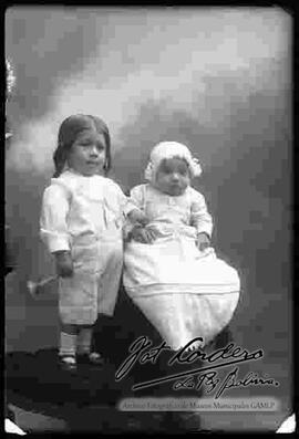 Foto de estudio de una niña y un bebe