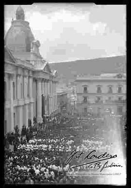 Concentración de estudiantes en la plaza Murillo, frente al  palacio legislativo y palacio de gobierno, para el desfile civico por 16 de julio.