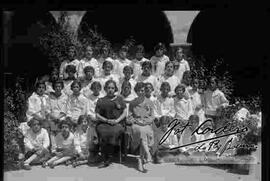 Grupo de señoritas estudiantes en el jardín de un colegio