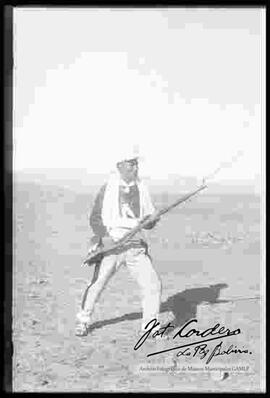 Soldado de los Colorados de Bolivia agarrando su fusil, en el altiplano