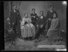 Familia  en el interior de una habitación de una casa particular