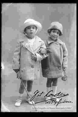 Foto de estudio de dos niños. Una niña y un niño