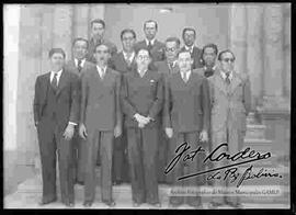 Grupo de médicos en la gradería de un patio de estudio fotográfico