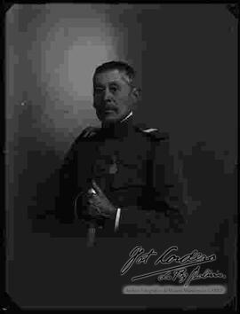 Foto de estudio, de medio cuerpo de un Sub Oficial del Ejercito