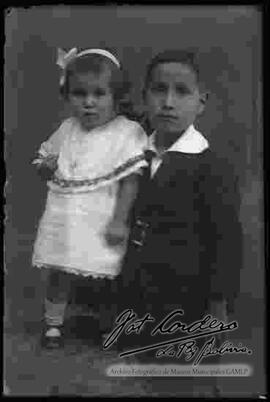 Foto de estudio de dos niños (hermanitos). Una niña y un niño