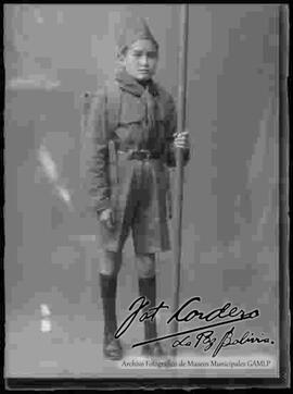 Foto de estudio de un niño boy scout