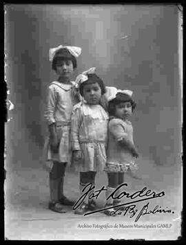 Foto de estudio de tres niñas