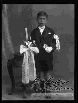 Foto de estudio del niño guillermo murguia s. del colegio San Calixto, el día de su primera comunión. 21 de junio de 1930