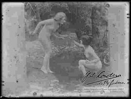 Reproducción de una imagen de dos mujeres desnudas en un río.