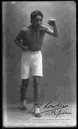 Foto de estudio de un boxeador del club Pabón, entrenando