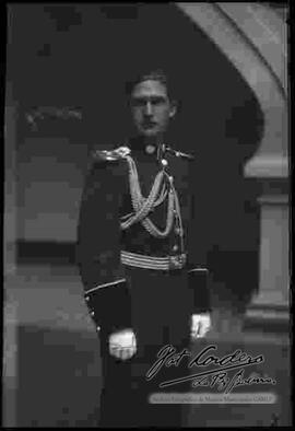 Coronel con uniforme de gala, en el interior del Palacio de Gobierno