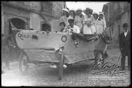 Grupo de señoritas en un carro alegórico, en la entrada de carnavales.