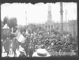 Desfile de boys scouts por la plaza Murillo y con el fondo del palacio legislativo