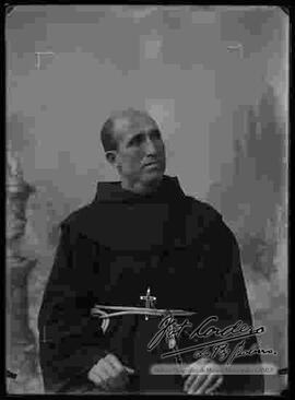 Sacerdotes  franciscanos en el patio del Convento de San Francisco